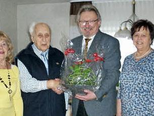 Glückwünsche zum 90. von Franz Welscher in Pressig (v. l.): Luise Welscher (Ehefrau), Geburtstagsjubilar Franz Welscher, Bürgermeister Hans Pietz, Cordula Weißerth (Tochter) Foto: K.- H. Hofmann