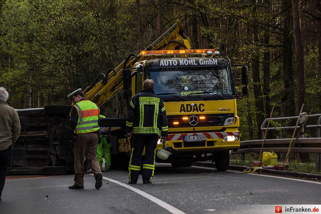 Unfall: Auto gerät bei Beutelsdorf auf Gegenfahrbahn und streift einen Traktor