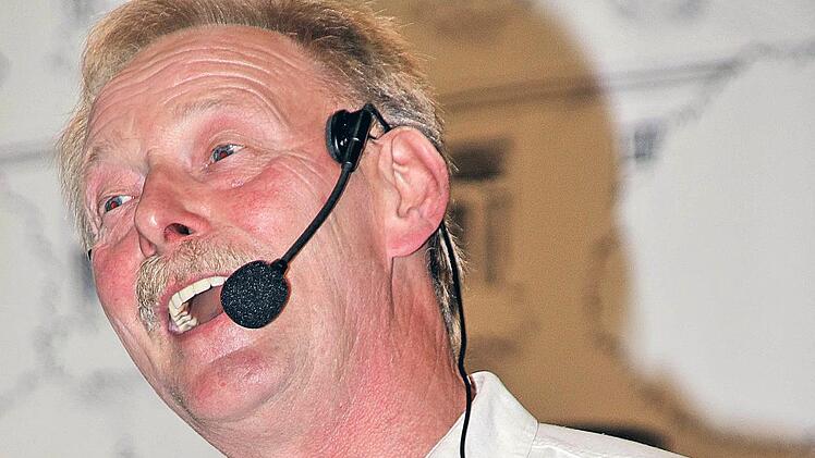 Durch das Programm des Mitsing-Konzertes des Musikvereins Maßbach führte Ludwig Kümmert mit Witz und Charme. Foto: Dieter Britz