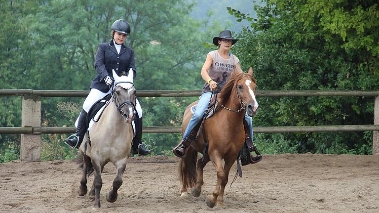 Bei "Classic meets Western" zeigen zwei Reiterinnen die unterschiedlichen Reitstile.Katharina Müller-Sanke