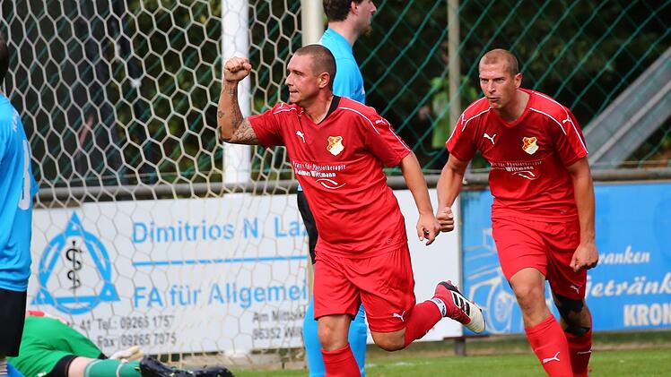 Macel Adam vom TSV Wilhelmsthal bringt sein Team im Heimspiel gegen den FC Unter-/Oberodach in der 20 Minute in Führung. Foto: Heinrich Weiß
