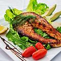 Fischsorten wie Lachs sollen sehr gut sein, um den Blutzuckerspiegel zu senken. Wenn auch noch Olivenöl im Spiel ist, hat man gleich zwei Erfolgsgaranten im Essen. Foto: DanaTentis/pixabay.com