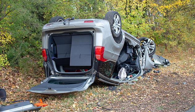 Schwerer Unfall im Kreis N&uuml;rnberg: Gegen Baum geprallt und &uuml;berschlagen