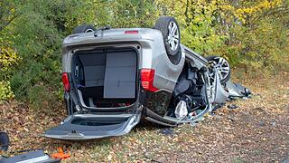 Schwerer Unfall im Kreis N&uuml;rnberg: Gegen Baum geprallt und &uuml;berschlagen