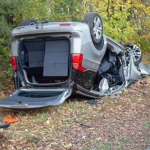 Schwerer Unfall im Kreis Nürnberg: Gegen Baum geprallt und überschlagen
