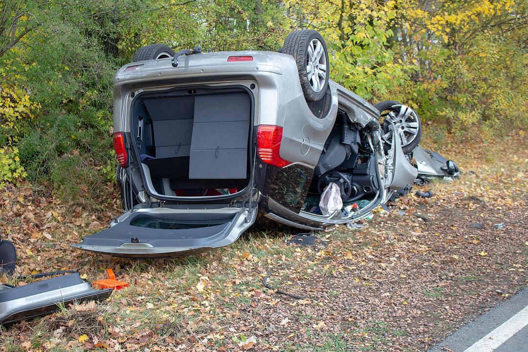 Schwerer Unfall im Kreis Nürnberg: Gegen Baum geprallt und überschlagen
