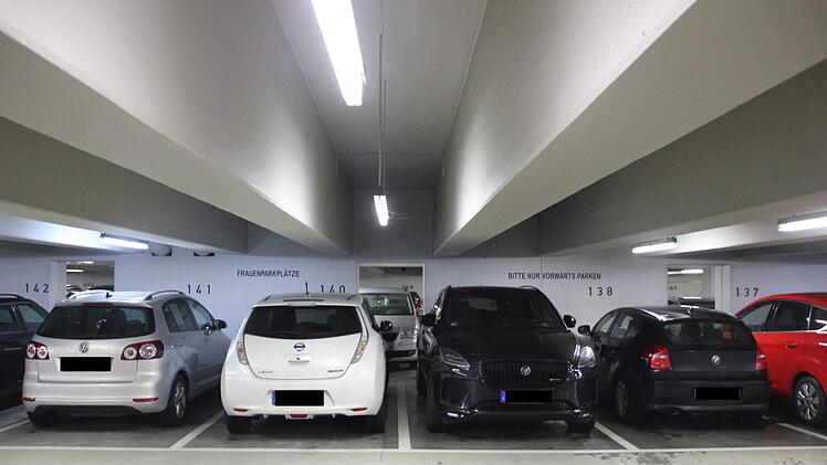 In der Altstadt-Tiefgarage in Haßfurt sind Frauenparkplätze ausgewiesen (der Hinweis "Bitte nur vorwärts einparken" ist auch bei allen anderen Stellflächen zu lesen und nicht diskriminierend gemeint).