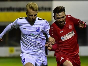 Der FC Eintracht Bamberg hat nicht nur das Topspiel gegen den SC Feucht mit 1:2 verloren, sondern auch Marc Reischmann (links) nach einer fragwürdigen Roten Karte in der 70. Minute.sportpress