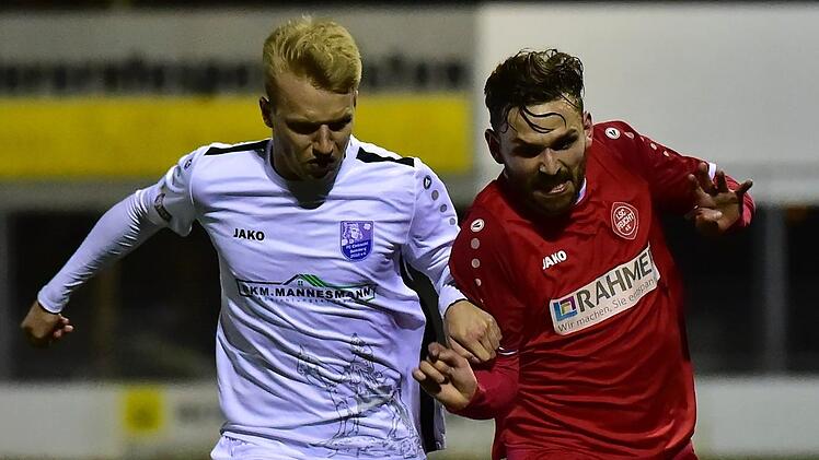 Der FC Eintracht Bamberg hat nicht nur das Topspiel gegen den SC Feucht mit 1:2 verloren, sondern auch Marc Reischmann (links) nach einer fragwürdigen Roten Karte in der 70. Minute.sportpress