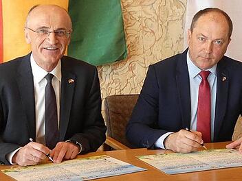 Landrat Wilhelm Schneider (links) und Landrat Hendryk Kiepura unterzeichneten im festlichen Rahmen im Landratsamt in Haßfurt die Kooperationsurkunde für eine noch tiefere Zusammenarbeit der beiden Landkreise Haßberge und Klobuck.  Foto: Christian Licha