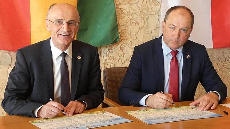 Landrat Wilhelm Schneider (links) und Landrat Hendryk Kiepura unterzeichneten im festlichen Rahmen im Landratsamt in Haßfurt die Kooperationsurkunde für eine noch tiefere Zusammenarbeit der beiden Landkreise Haßberge und Klobuck.  Foto: Christian Licha