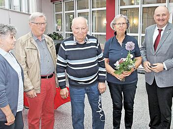 Der SPD-Bundestagsabgeordnete Bernd Rützel (ganz rechts) war zu Gast bei der Arbeitsgemeinschaft 60plus. Der Kreisvorsitzende Adolf Lieb (Bildmitte) dankte ihm für seine Ausführungen. Anlässlich seines 80. Geburtstages gratulierten ihm die Kreisvorstandsmitglieder Rosalinde Heider (links) und Isolde Töpperwien (2. von rechts) sowie der Unterbezirksvorsitzende Werner Thein (2. von links).  Foto: Dieter Britz