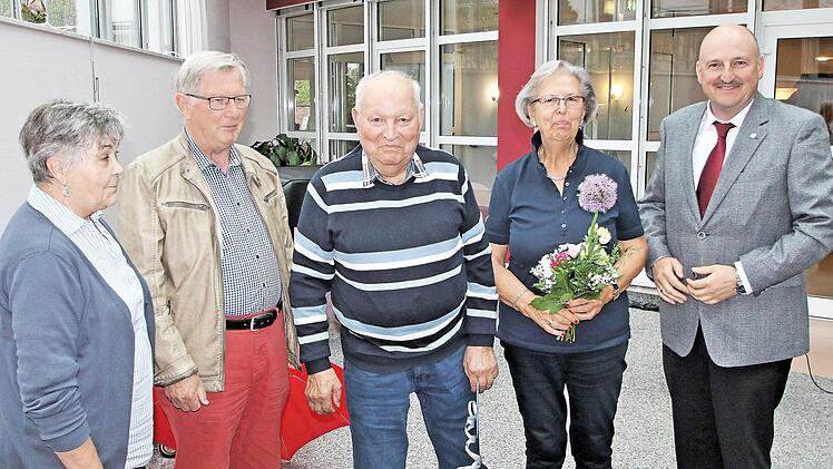Der SPD-Bundestagsabgeordnete Bernd Rützel (ganz rechts) war zu Gast bei der Arbeitsgemeinschaft 60plus. Der Kreisvorsitzende Adolf Lieb (Bildmitte) dankte ihm für seine Ausführungen. Anlässlich seines 80. Geburtstages gratulierten ihm die Kreisvorstandsmitglieder Rosalinde Heider (links) und Isolde Töpperwien (2. von rechts) sowie der Unterbezirksvorsitzende Werner Thein (2. von links).  Foto: Dieter Britz