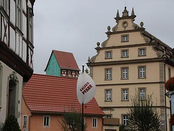Das Heimatspielhaus (ganz links) ist schon saniert, für die Zehntscheune und derzeit verhüllte Jörgentor könnte es eine Förderung bis zu 90 Prozent  Förderung geben. Der Stadtrat hat den Weg frei gemacht. Thomas Malz