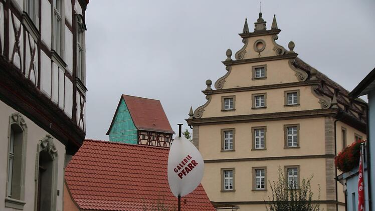 Das Heimatspielhaus (ganz links) ist schon saniert, für die Zehntscheune und derzeit verhüllte Jörgentor könnte es eine Förderung bis zu 90 Prozent  Förderung geben. Der Stadtrat hat den Weg frei gemacht. Thomas Malz