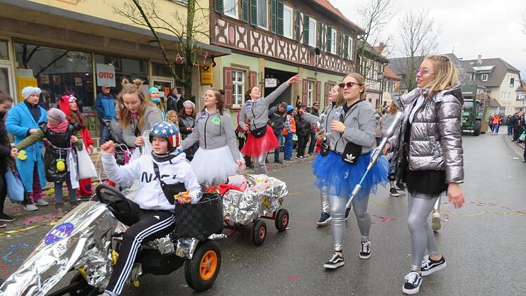 Der 1. FC Jeans Jacket schickte ein NASA-Kettcar und seine bezaubernden Galaxy-Girls nach Ebensfeld. Fotos: Monika Schütz