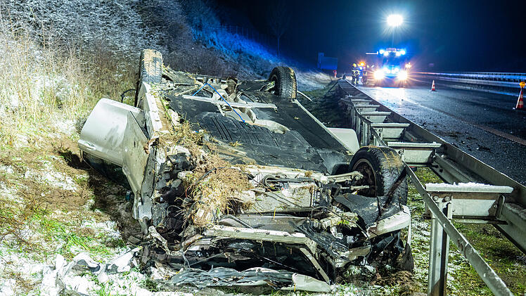 A73 bei Ebersdorf: Auto &uuml;berschl&auml;gt sich und hinterl&auml;sst Tr&uuml;mmerfeld