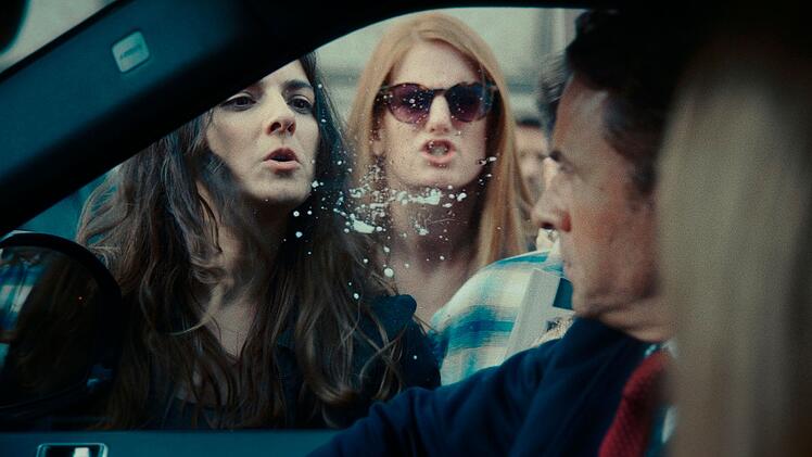 Almila Adak (Seyneb Saleh), die ihre geliebte Mutter verloren hat, verachtet Steffen B&ouml;ttcher (Stephan Luca). Dessen Firma, die den leicht entflammbaren Baustoff zur D&auml;mmung des Hauses hergestellt hatte, will sich aus der Verantwortung stehlen.