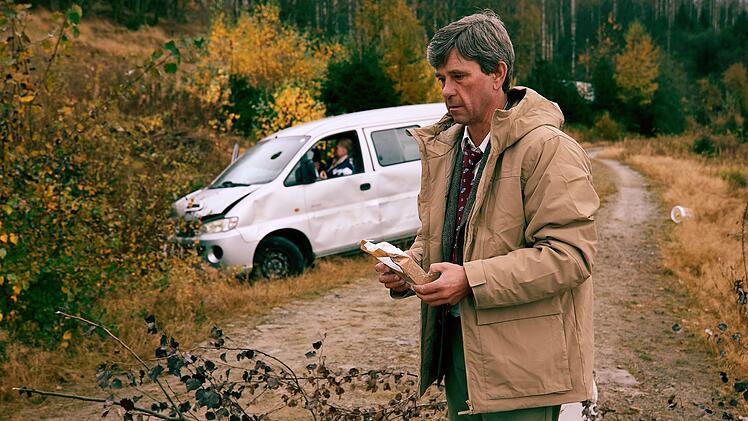 Hotelier Uwe (Peter Schneider) steht das Wasser bis zum Hals. Als er auf die Ladung Kokain im verungl&uuml;ckten Wagen der Holl&auml;nder st&ouml;&szlig;t, glaubt er, die L&ouml;sung f&uuml;r sein Problem gefunden zu haben.