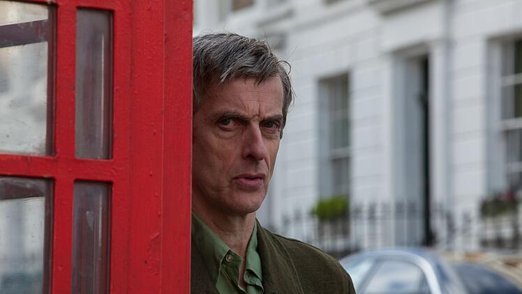 Mister Curry (Peter Capaldi) ist ein Nachbar der Familie Brown und be&auml;ugt den B&auml;ren skeptisch.
