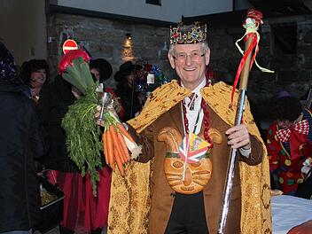 Bürgermeister Schmitt, nachdem die närrischen Weiber ihn gekommen sind. Fotos: fra-press