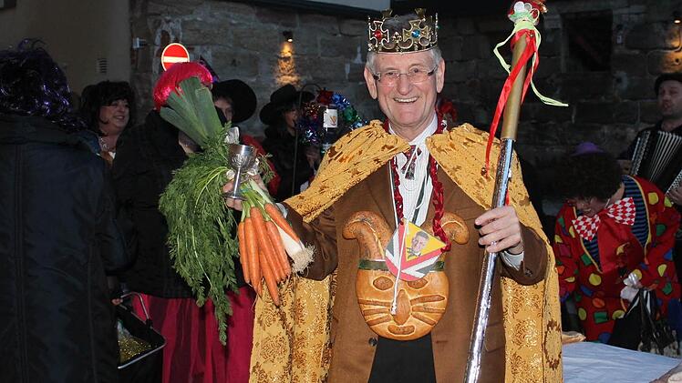 Bürgermeister Schmitt, nachdem die närrischen Weiber ihn gekommen sind. Fotos: fra-press