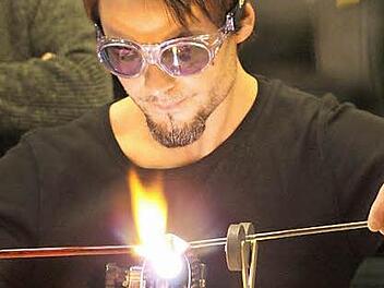 Oliver Drobar ist einer der Glaskünstler, die beim Workshop in der Rosenau zu erleben sind.  Foto: Veranstalter