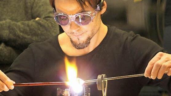 Oliver Drobar ist einer der Glaskünstler, die beim Workshop in der Rosenau zu erleben sind.  Foto: Veranstalter
