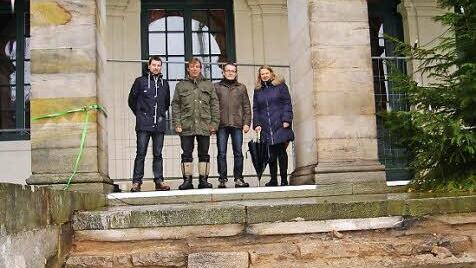 Torsten Storath vom staatlichen Bauamt Schweinfurt, Bauunternehmer Andreas Ankert, Thomas Gunkel und Kurdirektorin Andrea Schallenkammer verfolgten die Arbeiten.