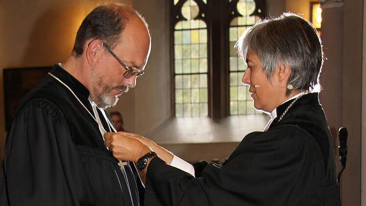 ... das Kreuz um. Fotos: Sonny Adam