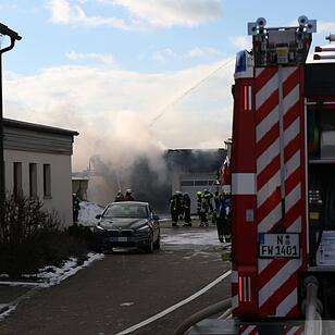 Lagerhallen-Brand: Rauch über Nürnberg