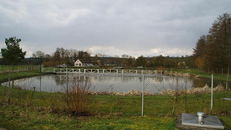 In den nächsten Wochen kann der Umbau der Kläranlage Rauhenbrach in Prölsdorf beginnen. Der Gemeinderat vergab am Dienstag die Rohbauarbeiten. Wegen drastischer Kostenüberschreitungen war die erste Ausschreibung aufgehoben worden, das Projekt verzögerte sich.  Foto: Archiv/sw