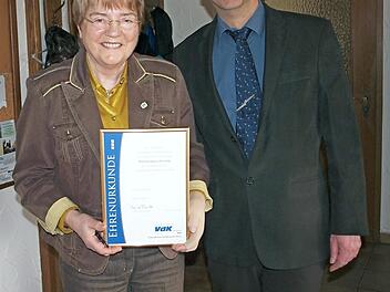 VdK-Ortsvorsitzender Peter Groh bedankte sich bei Wilhelmina Pfister für ihre 25-jährige Treue. Foto: thi