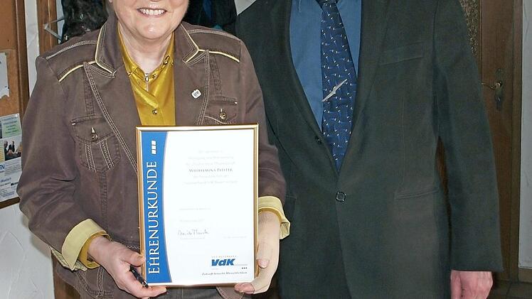 VdK-Ortsvorsitzender Peter Groh bedankte sich bei Wilhelmina Pfister für ihre 25-jährige Treue. Foto: thi