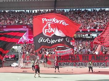 Die Poxdorfer Glubberer mit ihrer großen Schwenkfahne im Innenraum des Nürnberger Grundig-Stadions Foto: privat