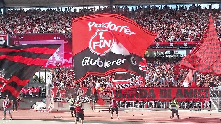 Die Poxdorfer Glubberer mit ihrer großen Schwenkfahne im Innenraum des Nürnberger Grundig-Stadions Foto: privat