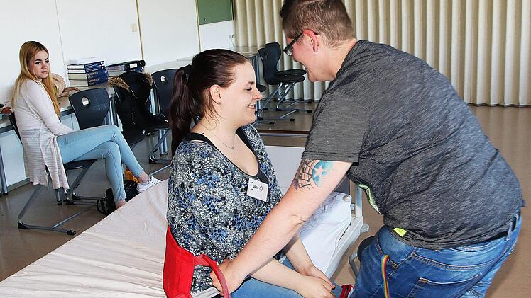 Patienten aus einem Bett zu heben, ist oft schwierig. Mit so einem speziellen Gurt geht es einfach.  Foto: Dieter Britz