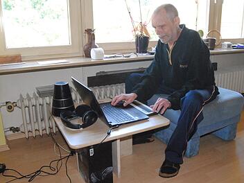 "Ich m&ouml;chte keinem Verein angeh&ouml;ren, in dem ich nur Mitglied bin": Andreas Zeier sammelt seit 2014 Kalenderspr&uuml;che die er sich aus dem Videotext vorlesen l&auml;sst. Foto: Wolfgang D&uuml;nnebier