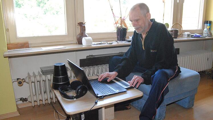 "Ich m&ouml;chte keinem Verein angeh&ouml;ren, in dem ich nur Mitglied bin": Andreas Zeier sammelt seit 2014 Kalenderspr&uuml;che die er sich aus dem Videotext vorlesen l&auml;sst. Foto: Wolfgang D&uuml;nnebier