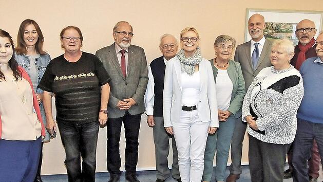 Die Arbeiterwohlfahrt Bad Kissingen ehrte langjährige Mitglieder (von links): die Ortsvereinsvorsitzende Victoria May, Brigitte Limbeck vom Bezirksverband, Carla Schlembach, Dieter Försch, Gustav Brand, die Bundestagsabgeordnete Sabine Dittmar, Rosalinde Heider, Oberbürgermeister Kay Blankenburg, Erika Hubmann, Dieter Britz und Dieter Heider.  Foto: Annemarie Britz