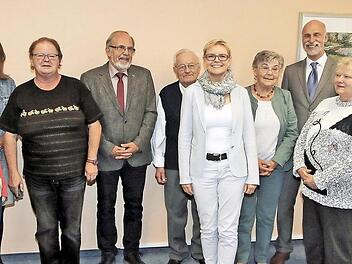 Die Arbeiterwohlfahrt Bad Kissingen ehrte langj&auml;hrige Mitglieder (von links): die Ortsvereinsvorsitzende Victoria May, Brigitte Limbeck vom Bezirksverband, Carla Schlembach, Dieter F&ouml;rsch, Gustav Brand, die Bundestagsabgeordnete Sabine Dittmar, Rosalinde Heider, Oberb&uuml;rgermeister Kay Blankenburg, Erika Hubmann, Dieter Britz und Dieter Heider.  Foto: Annemarie Britz