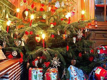 Zahlreiche vernetzte Ger&auml;te wie Amazons Alexa  werden in diesem Jahr unter dem Weihnachtsbaum liegen.  Doch wie sicher sind die neuen Ger&auml;te?  Foto:&nbsp;Soeren Stache/dpa