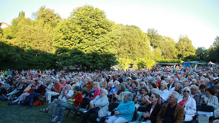 Tausende von Zuhörern bejubelten das Philharmonische Orchester des Landestheaters Coburg unter Leitung von Roland Kluttig  beim Klassik-Open-Air im Rosengarten.Foto: Jochen Berger