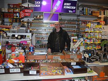 Noch steht Peter Golandsky hinter dem Ladentisch. Doch Mitte Dezember soll alles raus sein aus dem Laden - sogar das Inventar. Foto: Rainer Lutz