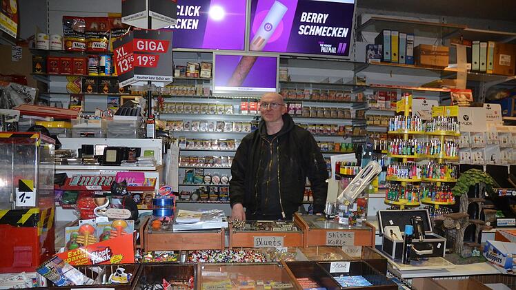 Noch steht Peter Golandsky hinter dem Ladentisch. Doch Mitte Dezember soll alles raus sein aus dem Laden - sogar das Inventar. Foto: Rainer Lutz