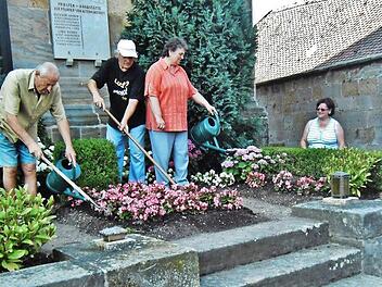 Die Gartenfreunde betreuen nicht nur öffentliche Anlagen, sondern pflegen auch das große Priestergrab der katholischen Pfarrgemeinde (Bild), wo zehn Seelsorger die letzte Ruhe fanden. Foto: Bernd Kleinert