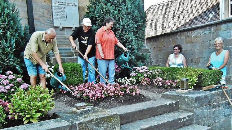 Die Gartenfreunde betreuen nicht nur öffentliche Anlagen, sondern pflegen auch das große Priestergrab der katholischen Pfarrgemeinde (Bild), wo zehn Seelsorger die letzte Ruhe fanden. Foto: Bernd Kleinert
