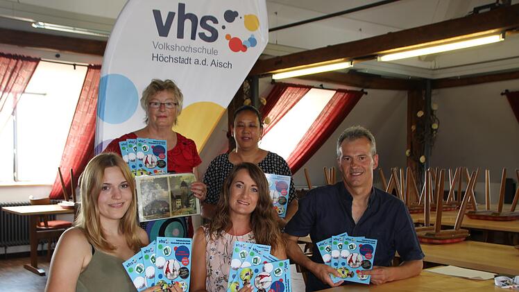 Seit Freitag ist das neue Heft der VHS zu erhalten, das die Mitarbeiterinnen Jasmin Reinhardt und Roswitha Wiegandt sowie Leiter Bernd Riehlein präsentieren (vorne von links). Rosemarie Beucher und Jeannine Hillebrand (hinten von links) sind als Dozentinnen tätig. Foto: Mirjam Stumpf