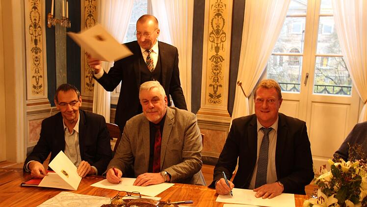 Thomas Nowak, Norbert Tessmer und Michael Keilich (von links) bei der Unterzeichnung der neuen Zusammenarbeit Foto: Niklas Schmitt