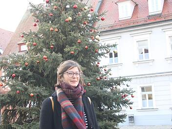 Annegret Liepold vor dem Weihnachtsbaum auf dem Höchstadter Marktplatz  Foto: Waltraud Enkert